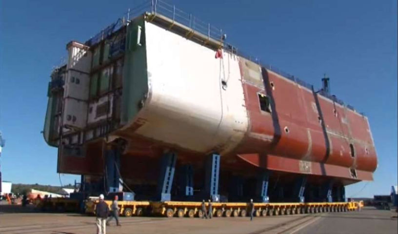 Hình ảnh modul của tàu DDG-1000 được vận chuyển ra khu vực lắp ghép với các bộ phận khác.