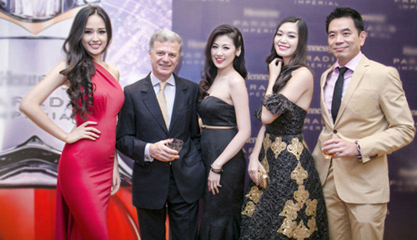 Sau đó, các người đẹp hoa hậu còn quấn quýt bên những ông chủ của hãng rượu này, trong đó có Benny Ng.