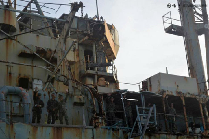 Tiểu đội Thủy quân lục chiến Philippines được trang bị súng máy cố thủ trái phép trên xác chiếc tàu cũ này chỉ nhằm mục đích duy nhất là nỗ lực khẳng định tuyên bố 