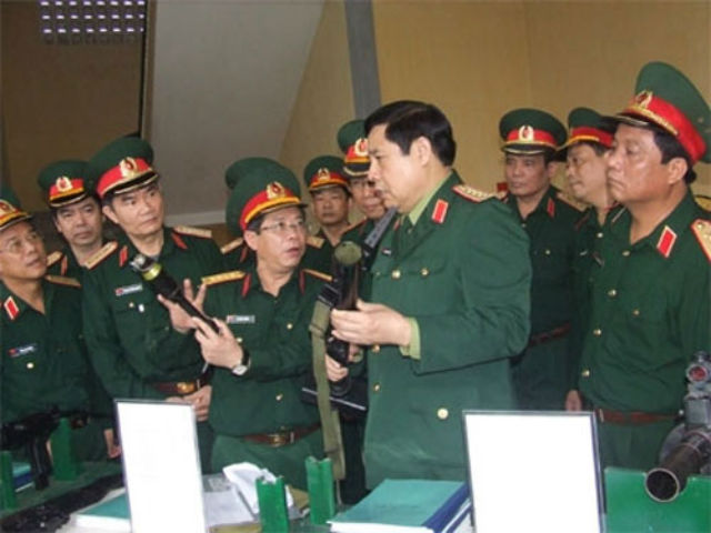  Bộ trưởng Quốc phòng Phùng Quang Thanh kiểm tra một số loại vũ khí sản xuất trong nước như súng cối cá nhân.