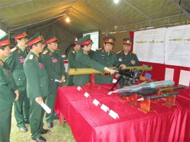 Súng chống tăng vác vai RPG-29 và các loại đạn chống tăng và bộ binh kiểu mới do Việt Nam tự chủ sản xuất.