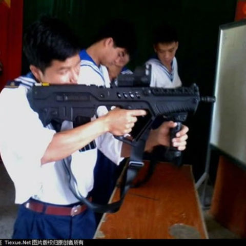 Lính trẻ làm chủ vũ khí mới trang bị.