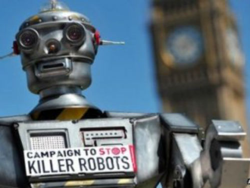 Các nhà hoạt động Anh dựng hình nộm robot tại London, kêu gọi chính phủ ngừng các chương trình phát triển robot giết người phục vụ cho chiến tranh - Ảnh: AFP