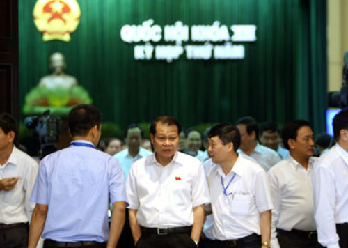 Phó Thủ tướng Vũ Văn Ninh (giữa) tiếp tục nhận 