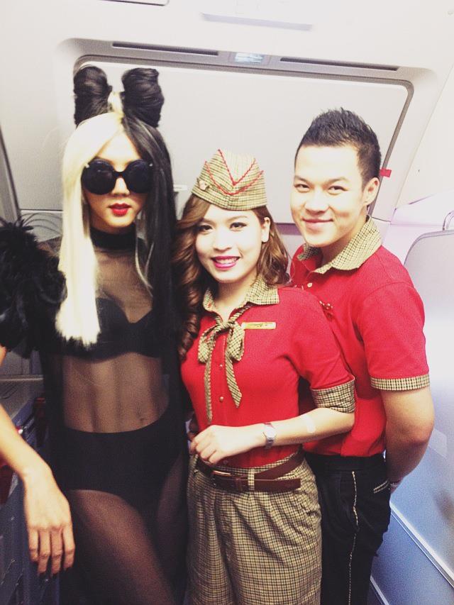 Ngọc Quyên hoá thành Lady Gaga trên chuyến bay của Vietjet Air