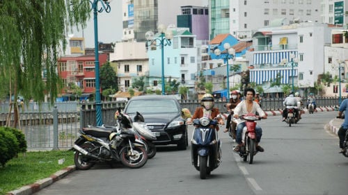 Lòng đường Hoàng Sa đoạn qua P.7, Q.3 làm nơi để xe máy, ôtô cho khách uống nước!