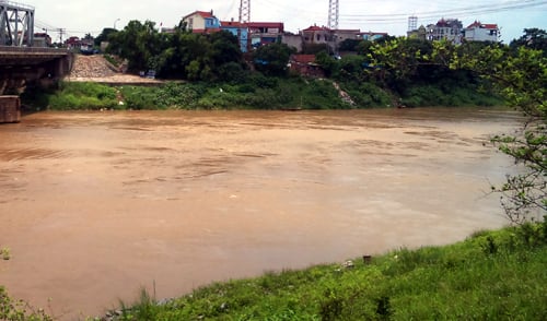 Giữa dòng nước chảy xiết, người chông đàn tâm ném vợ xuống sông