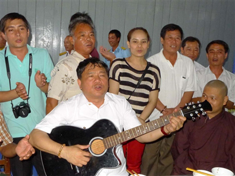 Bộ trưởng Thăng đệm đàn và hát cùng các chiễn sĩ Trường Sa Lớn. 