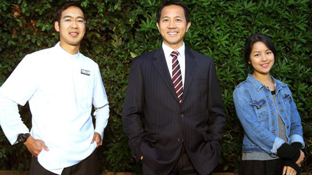 (Từ trái sang phải) Adam Nguyen, thành viên đảng Tự do John Nguyen và Katrina Nguyễn đang giúp họ Nguyễn trở thành Smith mới của Úc.