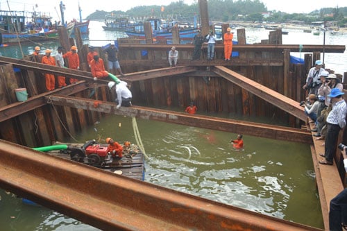 Đê vây bao quanh con tàu cổ đắm