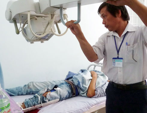 Bệnh nhân trong vụ hai xe đấu đầu đang được cấp cứu tại Bệnh viện thành phố Cam Ranh.