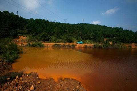 Hồ ô nhiễm gần Dabaoshan ở phía bắc tỉnh Quảng Đông. (Ảnh: Reuters)