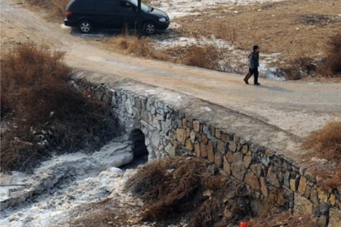 Một con sông ở Changzhi, tỉnh Hà Bắc sau khi bị rò rỉ hóa chất hồi tháng 1 năm nay. (Ảnh: THX)