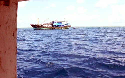 Tàu Trung Quốc đang khai thác cát trái phép tại vùng biển Hoàng Sa - Ảnh do ngư dân chụp, cung cấp