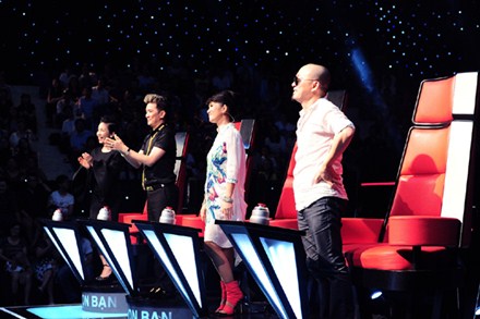 4 huấn luyện viên The Voice Việt 2013 trong đêm Giấu mặt.