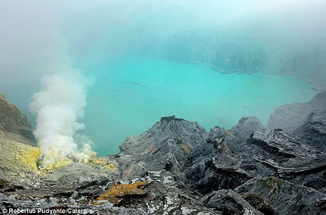 Hình ảnh trên miệng núi lửa và đường đi tới hồ nước ở trung tâm.