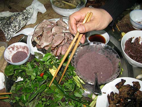 Người Việt coi thịt chó mắm tôm là món đặc sản, giàu chất đạm