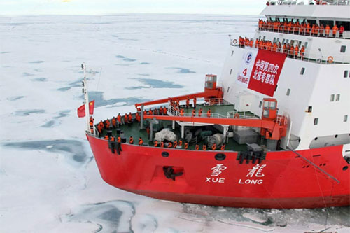 Tàu phá băng Xue Long của Trung Quốc trên Bắc Cực
