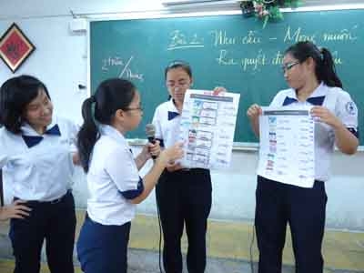 Học sinh trường THPT Trần Đại Nghĩa cùng nhau lập bảng hoạch định chi tiêu.