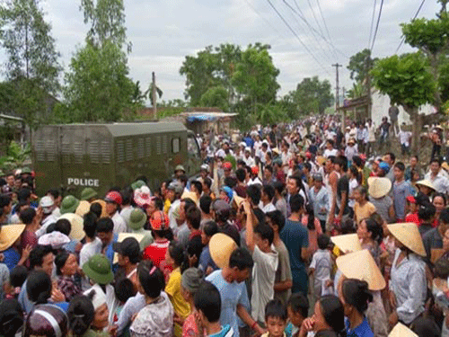 Người dân thôn 3, xã Tân Thành vây kín, không cho lực lượng chức năng tiếp cận hiện trường.