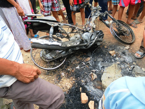 Chiếc xe của hai cẩu tặc bị người dân đốt.