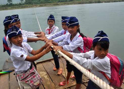 Hàng trăm học sinh ở xã Sơn Ba, huyện miền núi Sơn Hà đu dây thừng kéo bè qua sông mỗi ngày.