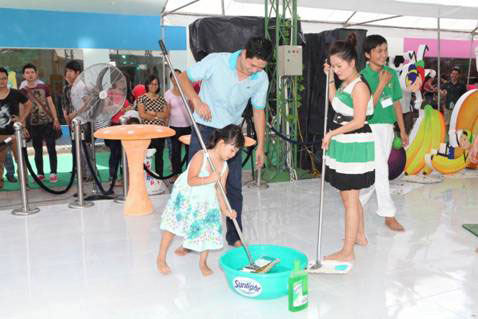 Bé An Nhiên rất hào hứng khi cùng bố mẹ tham gia thử thách lau sànbằng Sunlight trên “Sân chơi sáng tạo trên sàn nhà lớn nhất Việt Nam”