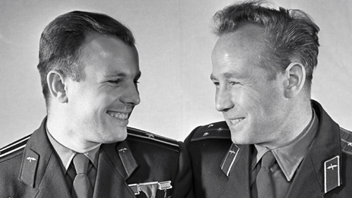 Gagarin (trái) và Aleksey Leonov