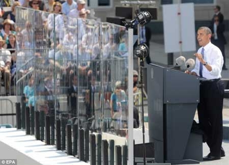 Bức tường kính chống đạn dùng để bảo vệ Tổng thống Mỹ dày 5 cm nhưng hàng triệu người xem truyền hình theo dõi các bài phát biểu của nhà lãnh đạo này sẽ không nhìn thấy nó. 