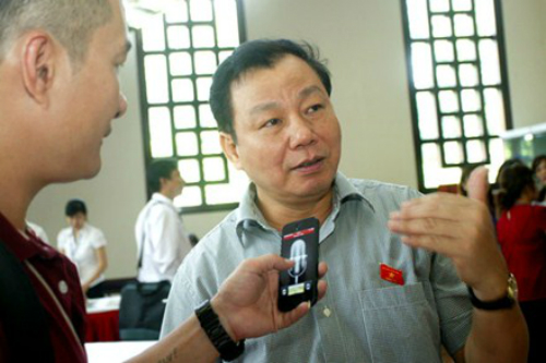 Ông Trịnh Ngọc Thạch Trả lời phỏng vấn bên hành lang Quốc hội