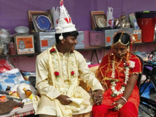 Phán quyết bất ngờ của một tòa án tối cao Ấn Độ: quan hệ tình dục tự nguyện là thành vợ chồng