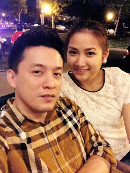 Anh Hai Lam Trường lần đầu chia sẻ những hình ảnh hạnh phúc bên vị hôn thê trẻ trung, xinh đẹp. Yến Phương năm nay tròn 23 tuổi, là con gái thứ hai trong một gia đình có 4 anh em ở Sài Gòn. Yến Phương từng là mẫu teen cho một tờ báo cùng với ca sĩ trẻ Noo Phước Thịnh. Cô vừa tốt nghiệp ngành Quản trị học tại Mỹ và đang định học lên cao trong khoảng hai năm. 2 năm tới hai người sẽ tổ chức đám cưới.