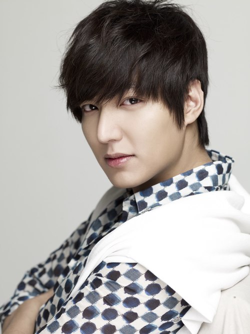   Vé show Lee Min Ho đắt nhất 4,2 triệu đồng. Theo dự kiến, đêm diễn của Lee Min Ho sẽ kéo dài hai tiếng nhưng chàng Xoăn của Boys Over Flowers sẽ chỉ hát 10 bài (bảy bài chính, ba bài là các đĩa đơn riêng lẻ). Thời gian còn lại, anh sẽ giao lưu, tâm sự và chơi trò chơi cùng các fan. Theo khảo sát của ban tổ chức, số lượng Minoz (tên gọi fan của Lee Min Ho) tại Việt Nam đã lên tới 30.000 người.