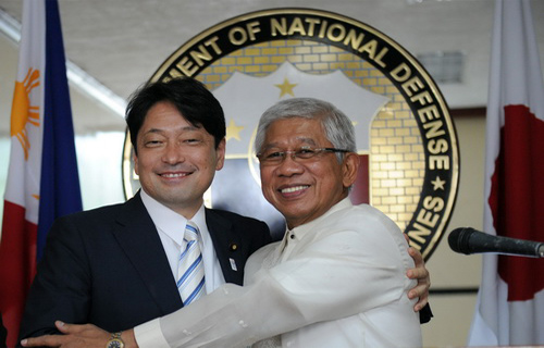 Ông Onodera (trái) và ông Gazmin thể hiện cử chỉ thân tình trong cuộc họp báo 