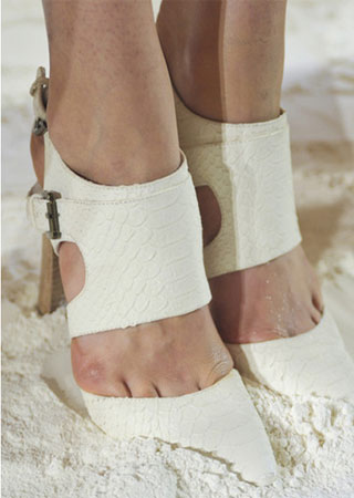 Bạn có thể đi biển với đôi sandal cực đẹp này