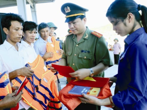 Đoàn Thanh niên Công an tỉnh Thanh Hóa trao cờ Tổ quốc, Luật biển Việt Nam, phao cứu sinh cho ngư dân