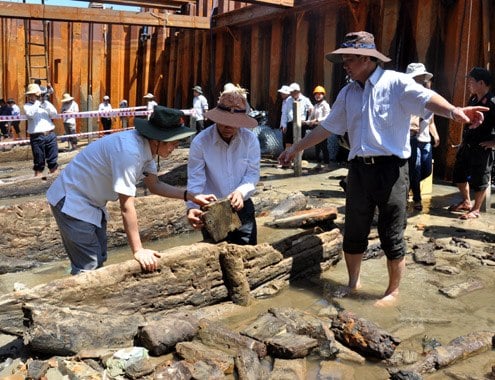 TS Nguyễn Đình Chiến, phó giám đốc Bảo tàng lịch sử Quốc gia Việt Nam cho biết, qua khai quật, các nhà khảo cổ đã phát hiện dấu tích rơm rạ bọc lót giữa những chồng gốm cổ chống va đập gây vỡ trong quá trình vận chuyển trên 