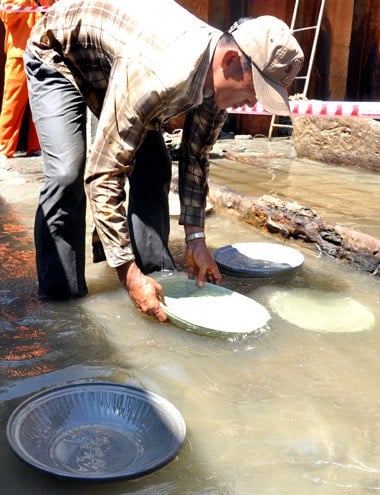 Kết quả khai quật có hàng nghìn hiện vật gốm sứ men nâu, men ngọc, sứ hoa lam, men trắng xanh, men màu, đồ đồng và viên ngọc quí (dạng hạt chuỗi trang sức) màu xanh lá cây.