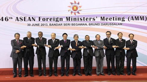 Bộ trưởng ngoại giao các nước ASEAN chụp ảnh chung tại hội nghị. (Ảnh: AFP/TTXVN)