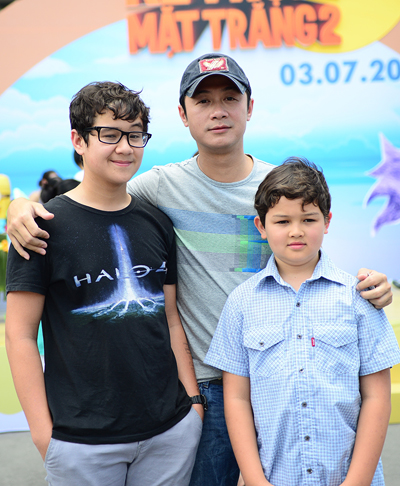  Nhân dịp Alex và Henry về Việt Nam thăm bố và ông bà nội, MC Anh Tuấn đưa cả hai con trai đi xem phim.