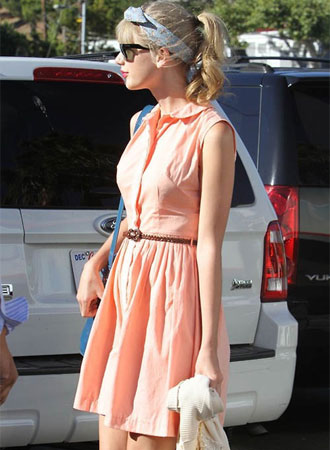 Gam màu cam tươi tắn làm tôn thêm nét trẻ trung của cô nàng Taylor Swift.