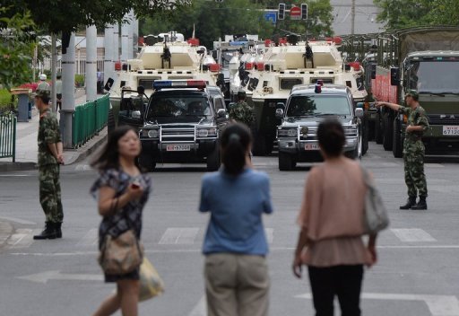 Quân đội Trung Quốc triển khai trên đường phố Urumqi, Tân Cương 