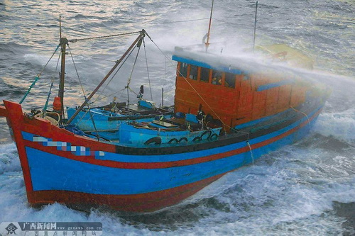 Một tàu cá bị bắn vòi rồng tại quần đảo Trường Sa của Việt Nam - Ảnh: www.gxnews.com.cn