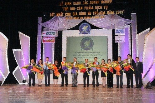 Top 10 doanh nghiệp tiêu biểu năm 2013 được vinh danh tại sân khấu nhà hát lớn Hà Nội