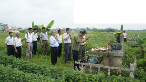 Con cháu họ Ngô viếng mộ ở thôn Ngọc Quỳnh vào cuối tháng 5/2010.