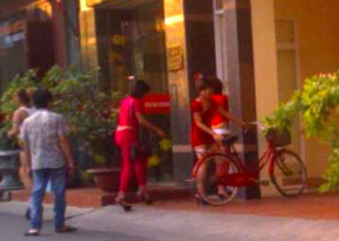 Các cô gái được bảo kê chở tới hoặc tự đi xe đạp đến nhà nghỉ để cho khách chọn ở Đồ Sơn. Ảnh: Hải Phong.