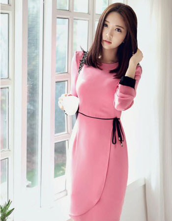 Chiếc váy kết hợp giữa màu hồng và đen đơn giản mà vẫn có thể giúp bạn cưa sừng làm nghé!!!