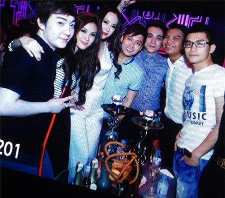 Phương Trinh thường xuyên vào bar uống rượu, nhảy nhót