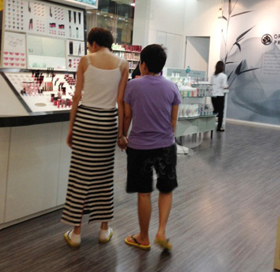Thiều Bảo Trang nắm chặt tay Phương Uyên tình tứ đi mua sắm.