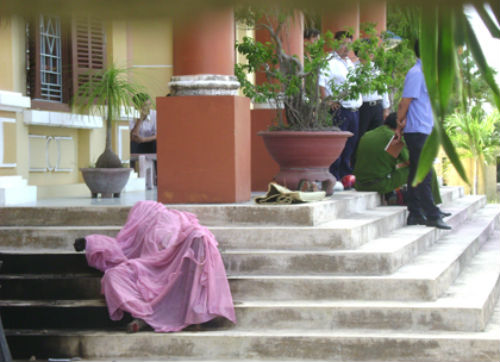 Thi thể bà Nguyễn Thị Bương nằm trên bậc thềm tòa án.
